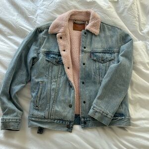 BNWOT Levi’s Light Wash Denim Pink Sherpa Lined Trucker Jean Jacket XS